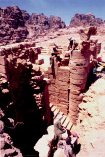 Discovering {P}etra: Archaeological Analysis in {VR}